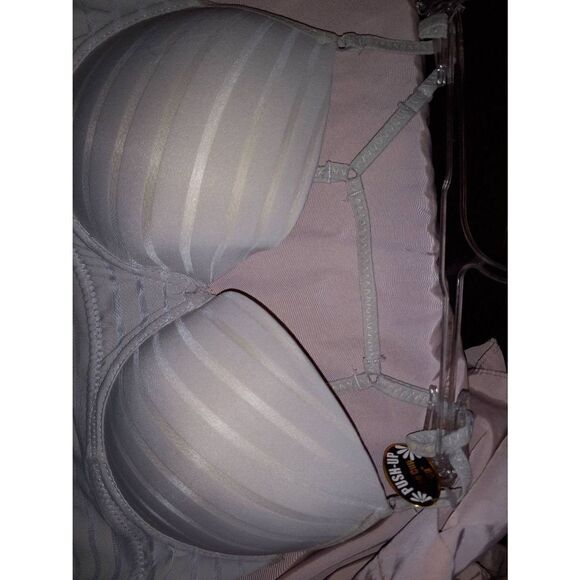 Intimate set  - Picture 5 of 16